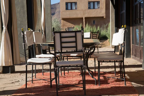 Sillas y mesa en una terraza en un hotel —  Fotos de Stock