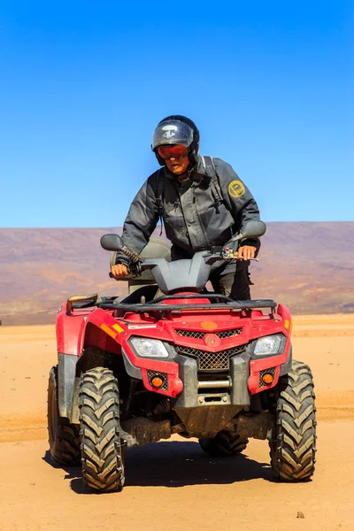 Homme en quad au milieu du désert marocain — Photo