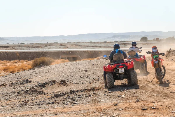 Deux coureurs en quad VTT dans le désert du Sahara . — Photo