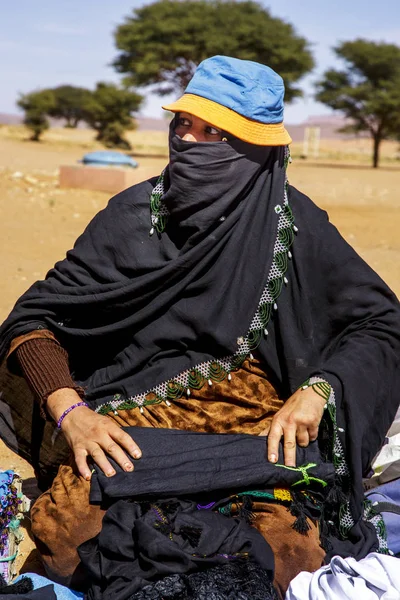 A female Berber vendor in a moroccan village at a traditional marketplace or souq — Stock Photo, Image