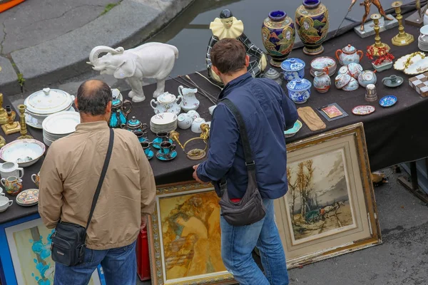 Outdoor rommelmarkt in Parijs opgezet op tafels aan de rand van de Seine. — Stockfoto