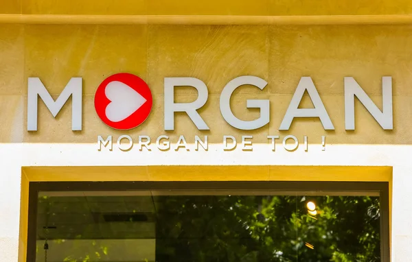 Una vista de cerca del escaparate de Morgan en los Campos Elíseos incluyendo el lema "Morgan de Toi" que se traduce al inglés como "Morgan for You ". — Foto de Stock