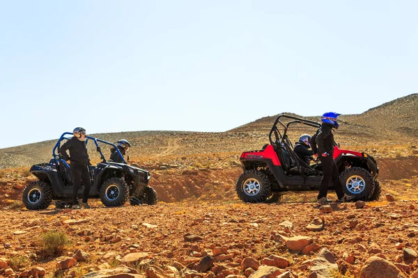 Quattro piloti di due quad ATV si trovano nel deserto del Sahara — Foto Stock