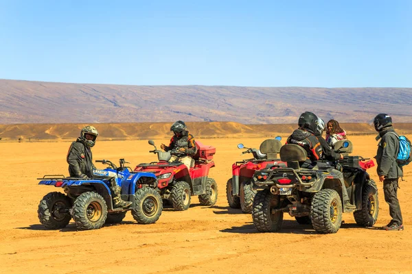 Diversi piloti aspettano con i loro quad ATV nel deserto del Sahara — Foto Stock