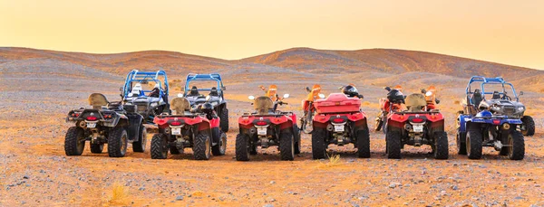 Un groupe de VTT et de motos sans conducteur alignés dans le désert du Sahara — Photo