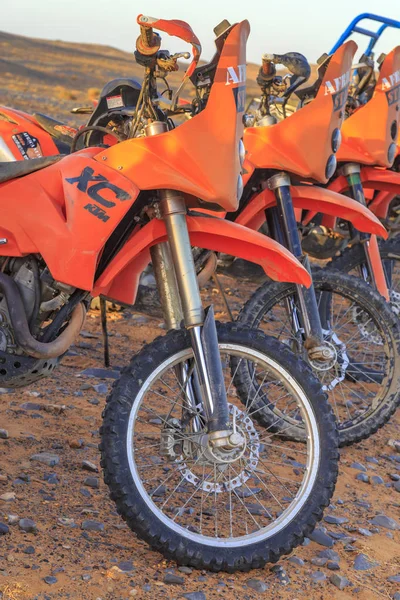Plusieurs motos orange dans le désert du Sahara — Photo