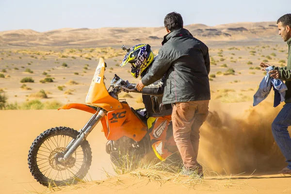 Um motociclista agita areia no deserto do Saara — Fotografia de Stock