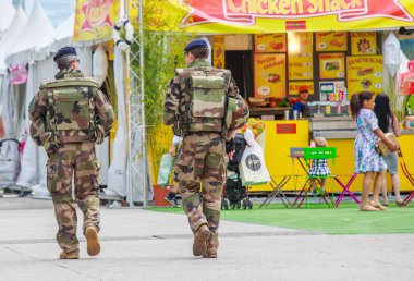 La savunma, Fransa - 17 Temmuz 2016: Fransız askeri devriye gözetim, Paris yakınlarındaki bir iş bölgesine atanmış. Bu birlikler güvenliği sağlamak ve önlenmesinde vardır 