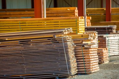 dönüşüm sonra kesilmiş meşe kalaslar