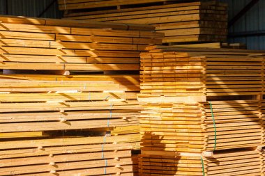 dönüşüm sonra kesilmiş meşe kalaslar