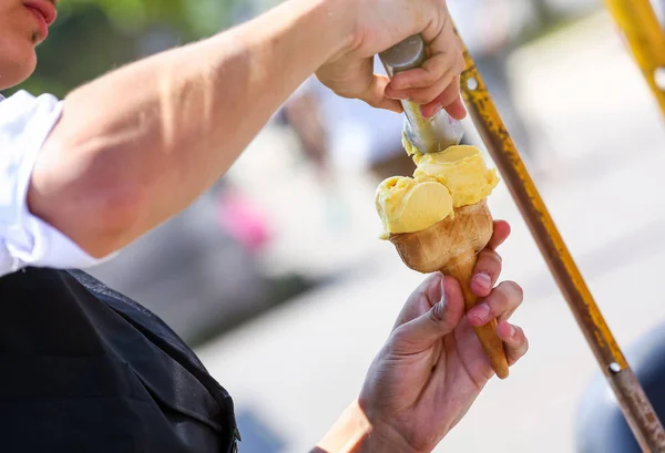 Poner una cucharada de helado en un cono — Foto de Stock