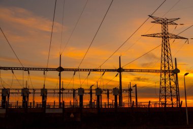 Gün batımında elektrik enerjisi akımı