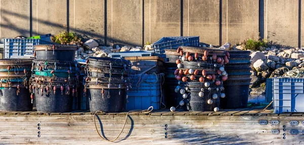 Trappole per aragoste in piedi su un molo — Foto Stock