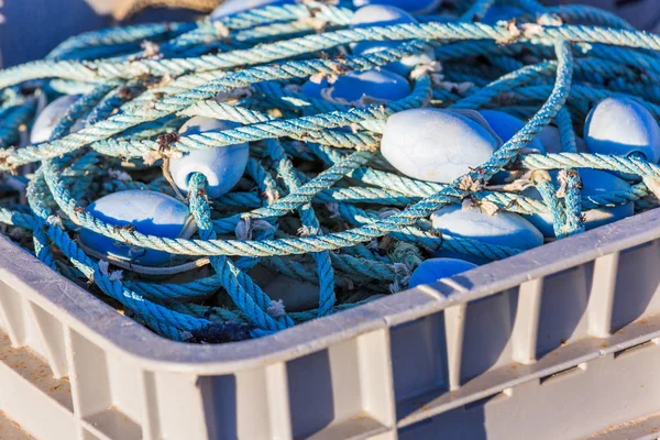Redes de pesca espalhadas no solo — Fotografia de Stock