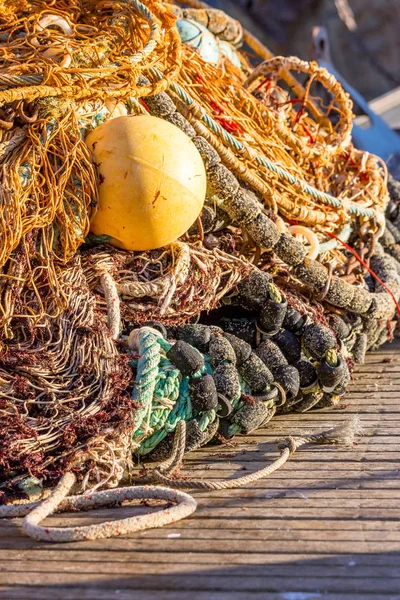 A halászati hálók szét a földön — Stock Fotó