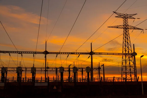 Fio de energia elétrica ao pôr do sol — Fotografia de Stock