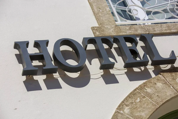 Hotel sign styrelsen på byggnad — Stockfoto