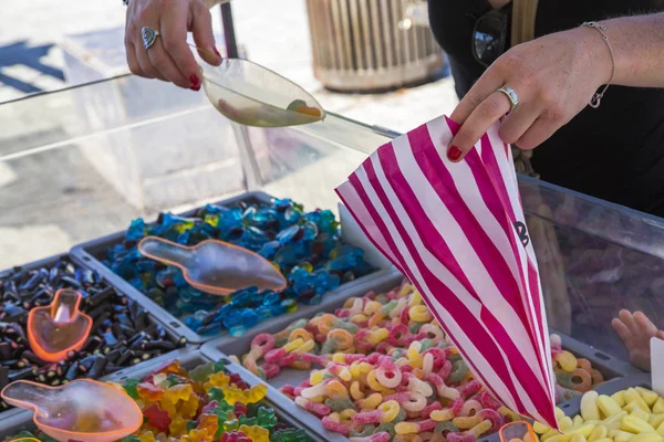 Kadın pazarda sakızlı şeker toplama — Stok fotoğraf