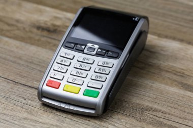 ödeme terminal üzerinde ahşap arka plan izole