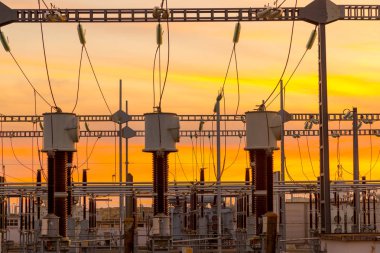 Gün batımında elektrik üreten yüksek gerilim tel elektrik enerjisi tesisi