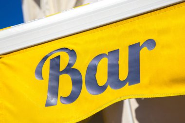 Sarı zemin üzerine mavi Bar söyleyerek harflerle işaret