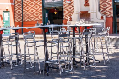 Yemek masası ve sandalye Restoran café'de gündüz dışarıda closeup
