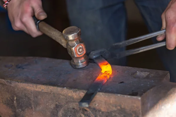 Hoefsmid maken van een traditionele hoefijzer op een smederij — Stockfoto