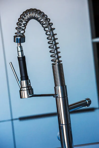 Moderner Wasserhahn mit Wassersparer — Stockfoto