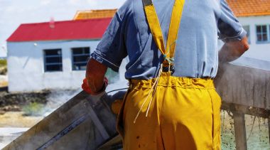Midye çuval endüstriyel bir makinede temizlik balıkçı