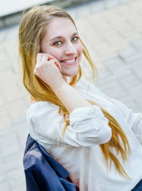 Yönetici bir cep telefonu ile çalışma