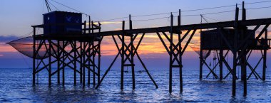 Balıkçı kulübeleri Atlantik Okyanusu üzerinden gün batımında güzel görünümü