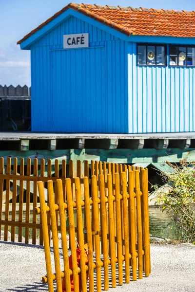 Cabanas de pescador coloridas à beira-mar — Fotografia de Stock