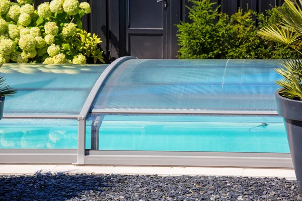 Automatische retractable behuizing poolsysteem te beschermen zwembad — Stockfoto