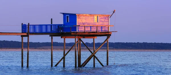 Bella vista delle capanne di pesca al tramonto sull'Oceano Atlantico — Foto Stock