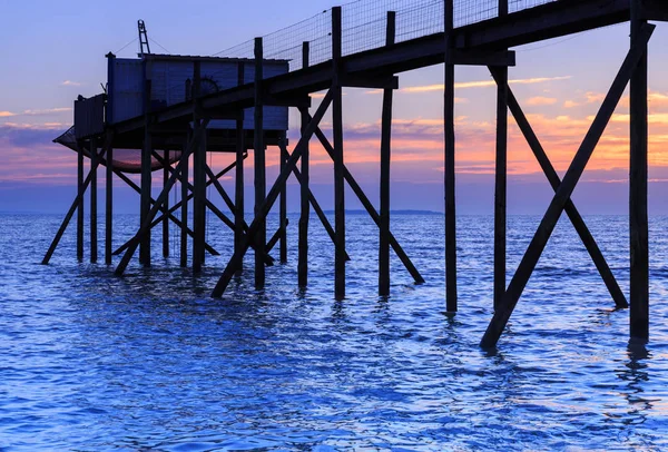 Bella vista delle capanne di pesca al tramonto sull'Oceano Atlantico — Foto Stock