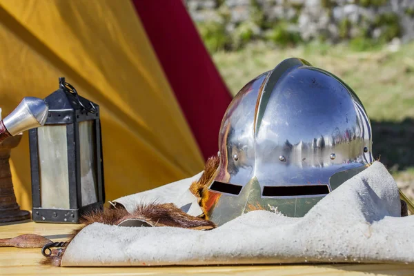 Primer plano en un casco medieval colocado sobre una mesa — Foto de Stock