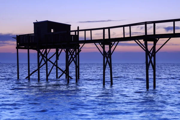 Hermosa vista de las cabañas de pesca al atardecer sobre el Océano Atlántico — Foto de Stock