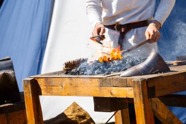 bir metal parçası yukarıda onun forge manipüle demirci