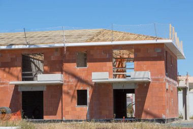 ev yapım aşamasında çatı etrafında güvenlik ağı ile