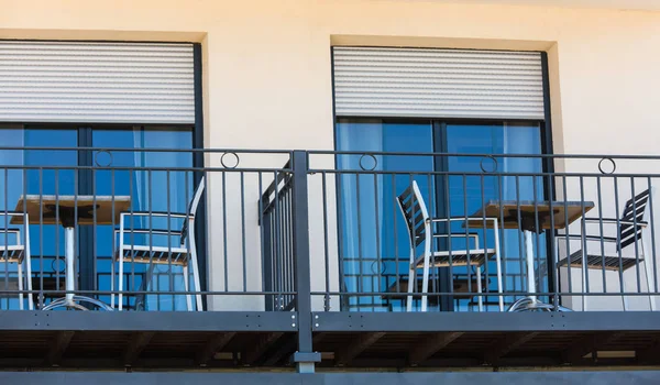 Appartement terras met een tafeltje en twee stoelen — Stockfoto