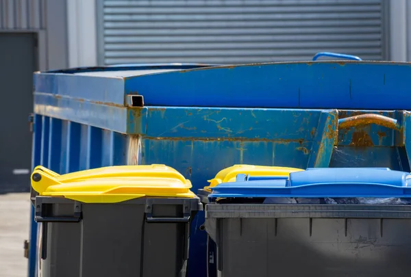 Multitudes de poubelles pour le tri sélectif — Photo