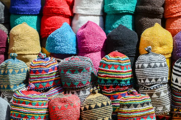 Coloridos sombreros de lana hechos a mano en un mercado local — Foto de Stock