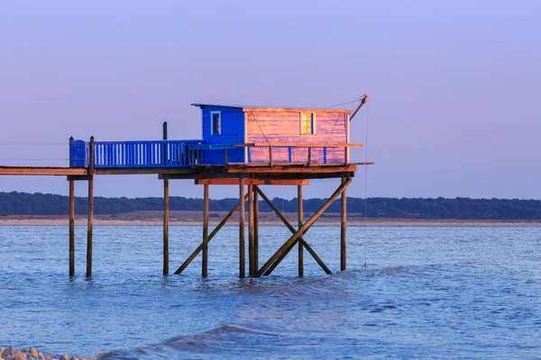 Hermosa vista de las cabañas de pesca al atardecer sobre el Océano Atlántico — Foto de Stock