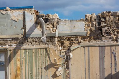 Eski yıkılan bina görünümü