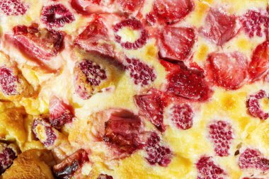 ahududu ile Fransız clafoutis üzerine kapatın. Makro görünümü.