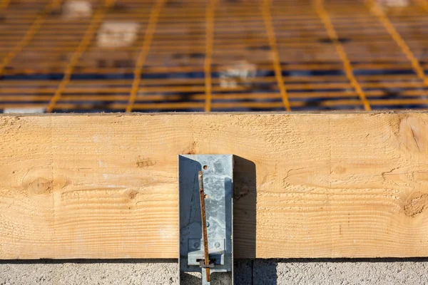 Деревянная опалубка со стальными арматурами для подготовки плиты — стоковое фото