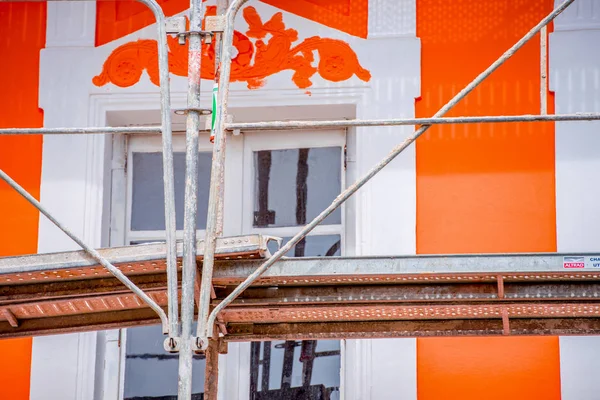 Échafaudage de peintre avec maison orange en arrière-plan — Photo