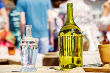 Güneşli bir gün altında partisinde masada şarap şişesi