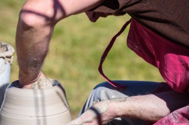 Adam el pot içinde açık yapma