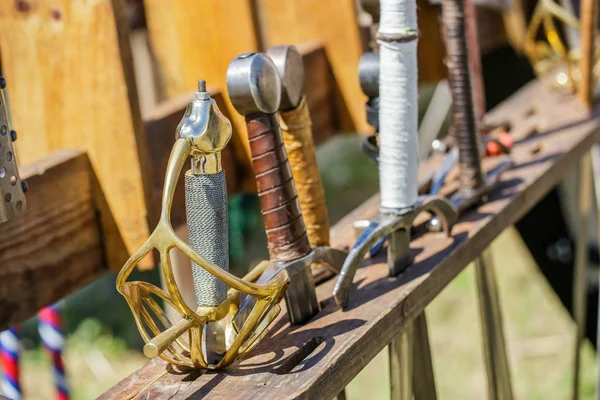 Arsenal de espadas em uma feira medieval — Fotografia de Stock